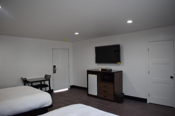 Hyde Park Motel image 17